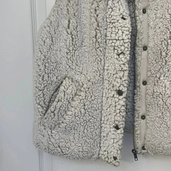 Thread & Supply Faux Fur Cozy Warm Sherpa Vest | Size  XS Ivory - Picture 6 of 7